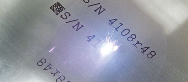Metallkennzeichnung mit den REA JET FL Faserlaser Systemen für eine unverlierbare Kennzeichnung auf Blech.