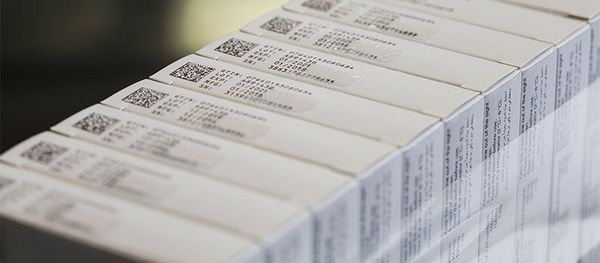 Tintenstrahldrucker REA JET HR mit Data Matrix Code und 5-zeiligem Klarschrift Aufdruck auf Medikamentenverpackung - REA JET HR