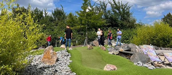 Teambuilding with a difference: on a miniature golf course with hills, rocks, watercourses and unique obstacles, the "new" and the "old" really got to know each other.