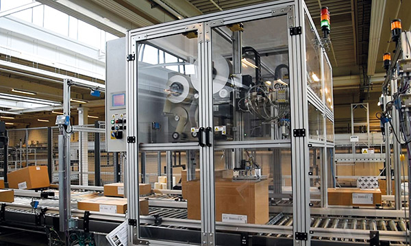 The REA LABEL high-speed servo labeller recognises shipping containers with varying heights and places the label in exactly the right position.